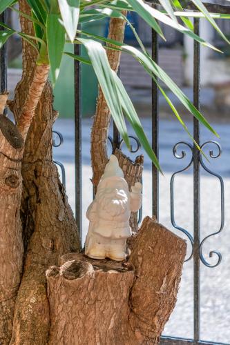 a white statue sitting on the side of a tree at Brunis Apartments in Nei Poroi