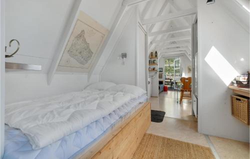 biała sypialnia z dużym łóżkiem w pokoju w obiekcie Gorgeous Home In Allinge With Kitchen w mieście Allinge