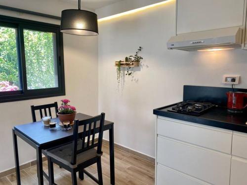 Una cocina o cocineta en חצר ברמה