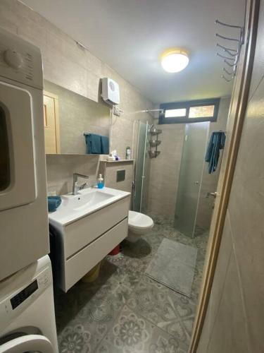 Un baño de חצר ברמה