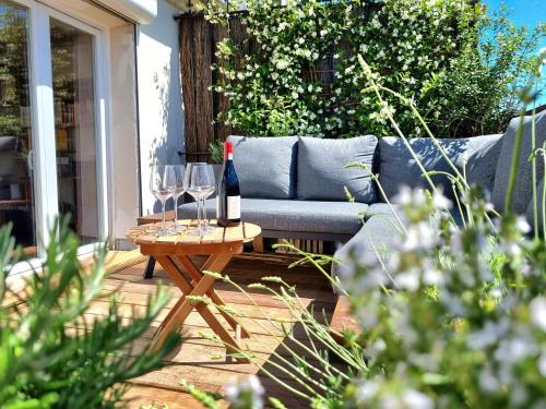 Sunny Terrace in Modern Flat with AC