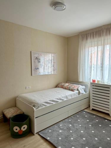 een kleine slaapkamer met een bed en een raam bij Apartamento Portonovo centro in Portonovo