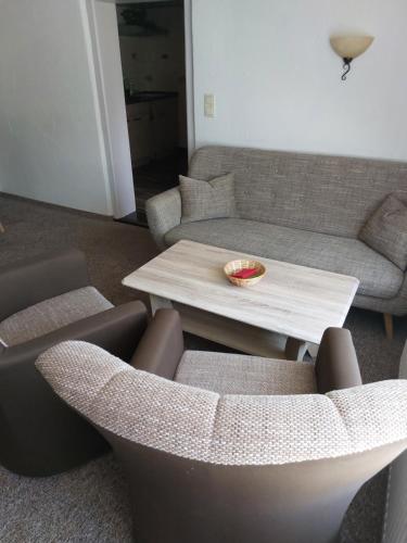 sala de estar con sofás, mesa y sillas en Haus Angermann en Struppen