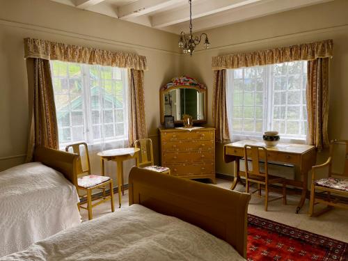 Schlafzimmer mit einem Schreibtisch und einem Bett sowie einem Schreibtisch sidx sidx sidx in der Unterkunft Singerheimen in Olden