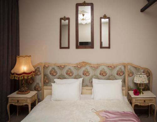 Esther House Hotel Museumにあるベッド