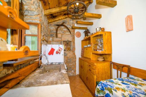 eine Küche mit einer Theke und einem Kühlschrank im Zimmer in der Unterkunft Betlehem & Nazaret cottage on Krk island in Krk