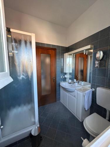 een badkamer met een wastafel en een toilet bij CA TEA in Lavagna