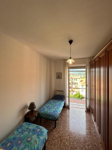 a room with two beds and a window at CA TEA in Lavagna
