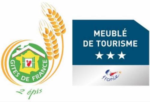 un logo pour le ministère français des affaires étrangères et un logo pour le maïs de dans l'établissement La petite maison de Paule, à Amilly