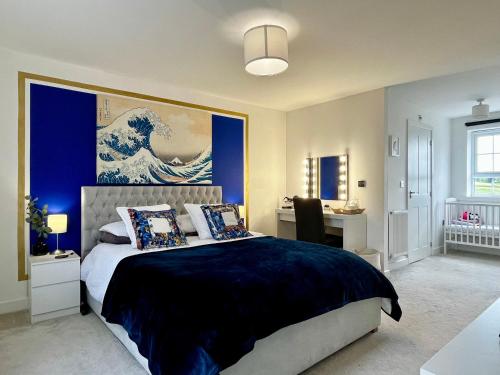sypialnia z łóżkiem z obrazem na ścianie w obiekcie Holly House - Executive Rural Home with Jacuzzi w mieście Penistone