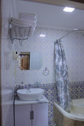 Ένα μπάνιο στο Bukhara Baraka Boutique Hotel