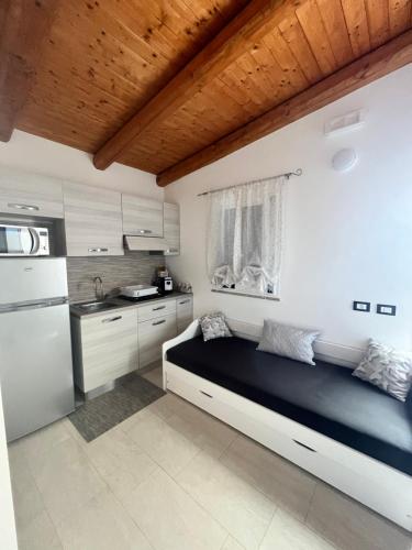 - une cuisine avec un grand lit dans une chambre dans l'établissement Oasi d'argilla, à Pachino