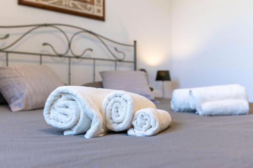 a pile of towels on top of a bed at Apartment with garden and parking in Bellagio