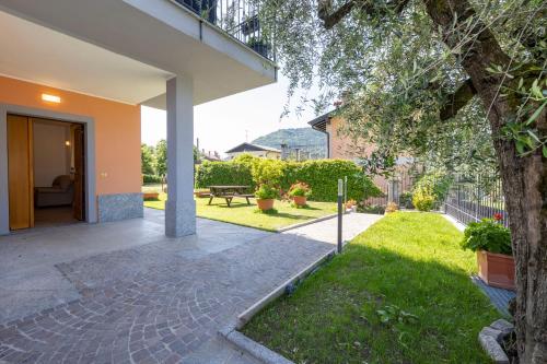 a walkway leading into a house with a yard at Apartment with garden and parking in Bellagio