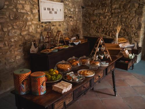 Rocca Cilento的住宿－Castello di Rocca Cilento，客房内的餐桌上的自助餐