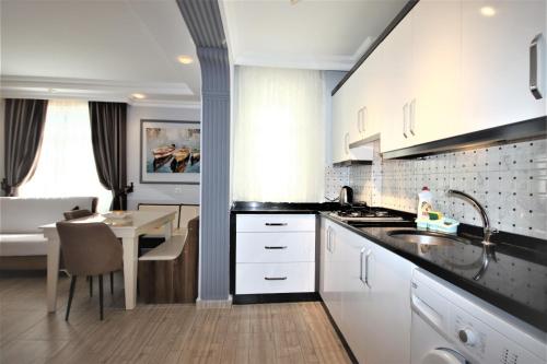 Kuchyň nebo kuchyňský kout v ubytování Alanya Polat holiday homes