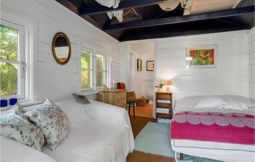 um quarto com paredes brancas, uma cama e uma janela em Lovely Home In Hornbk With Kitchen em Hornbæk