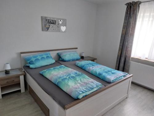 1 cama con 2 almohadas en una habitación en Schöner Weitblick, en Bad Sachsa