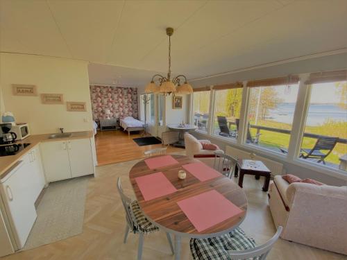 Bolmsö的住宿－Bolmsö B&B，厨房以及带桌椅的起居室。