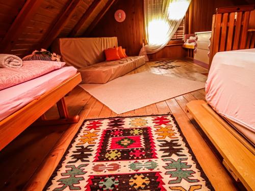 uma sala de estar com um tapete no chão em Home Eden Dobrenica em Bihać