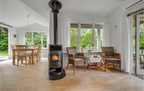 sala de estar con chimenea y mesa con sillas en Awesome Home In Malling With Wifi, en Malling
