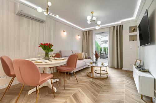 - un salon avec une table, des chaises et un canapé dans l'établissement Apartments Ostsee Suntowers, à Świnoujście