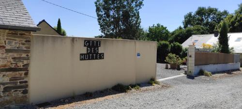 a wall with a sign that says bite des puppies at Gîte Des Huttes in Bain-de-Bretagne