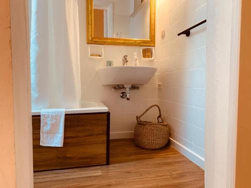 uma casa de banho com um lavatório e um espelho em Il rifugio di Bacco em Trapani