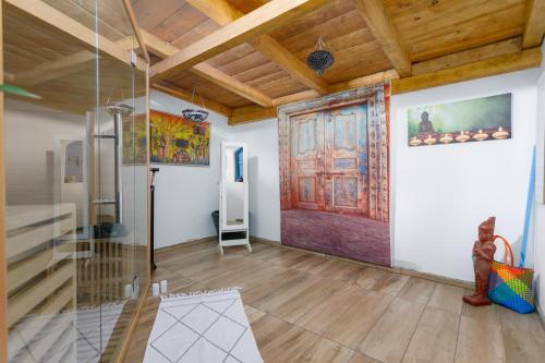 Pokój z dużymi drzwiami i drewnianym sufitem w obiekcie Villa Alma Krk w mieście Linardići