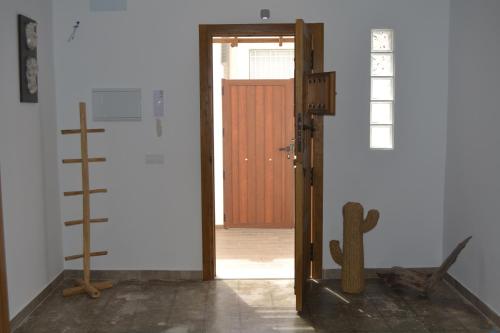 eine Tür, die zu einem Raum mit einem Kaktus führt in der Unterkunft CASA CALMA y LUZ in El Pozo de los Frailes