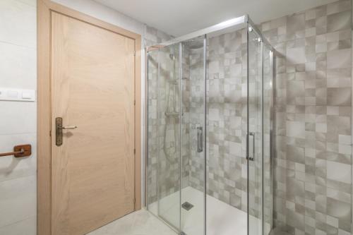 una doccia con porta in vetro in bagno di Pría, apartamento en Ribadesella a Ribadesella