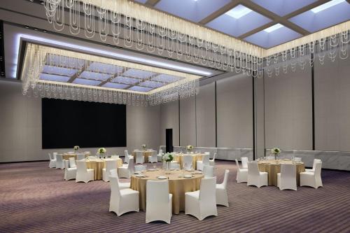 Sheraton Chengdu Piduにあるビジネスエリアまたは会議室