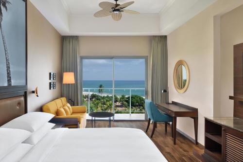 Postel nebo postele na pokoji v ubytování Sheraton Kosgoda Turtle Beach Resort