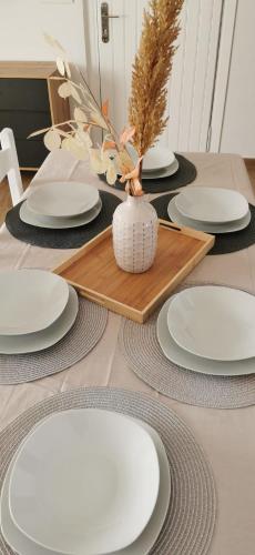 a table with white plates and a wooden cutting board at Vistas mar y montaña LasNegras in Las Negras