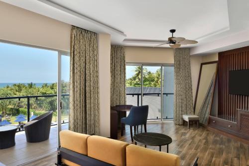 TV a/nebo společenská místnost v ubytování Sheraton Kosgoda Turtle Beach Resort