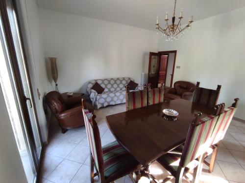 - une salle à manger avec une table, des chaises et un canapé dans l'établissement CASA VACANZE Da Mario Lu Ciclista, à Spello