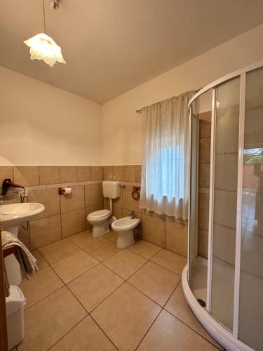 W łazience znajduje się toaleta, prysznic i umywalka. w obiekcie RESIDENCE ar COLLE w mieście Valmontone