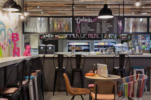 Ο χώρος του lounge ή του μπαρ στο MOXY Berlin Humboldthain Park