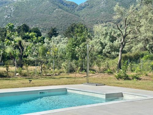 una piscina con vista sulle montagne di Splash Suites with Private Pools a Nikiana