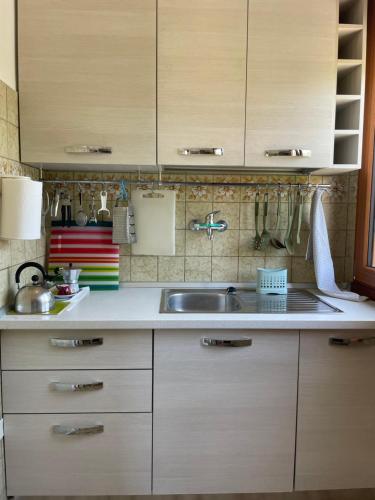 セニガッリアにあるCASA VACANZE Affittacamere Senigallia 158の白いキャビネットとシンク付きのキッチン