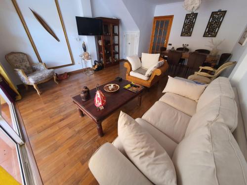 ein Wohnzimmer mit Sofa und Tisch in der Unterkunft Suites Beach House in Playa de las Americas