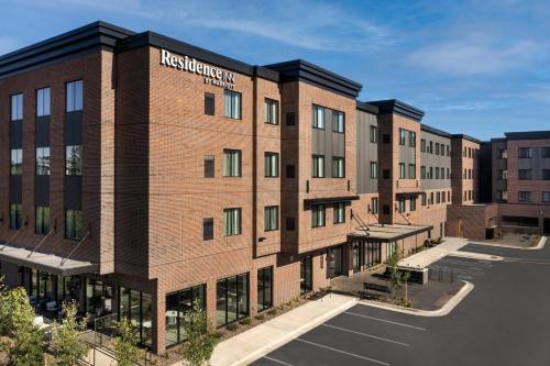 una representación de un edificio de ladrillo con aparcamiento en Residence Inn by Marriott Bozeman Downtown, en Bozeman