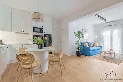 eine Küche und ein Wohnzimmer mit Tisch und Stühlen in der Unterkunft Luxury Home & Great Location in Athen