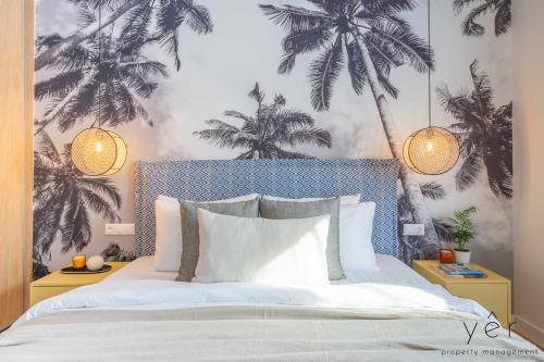 Schlafzimmer mit einem Bett mit Palmen an der Wand in der Unterkunft Luxury Home & Great Location in Athen