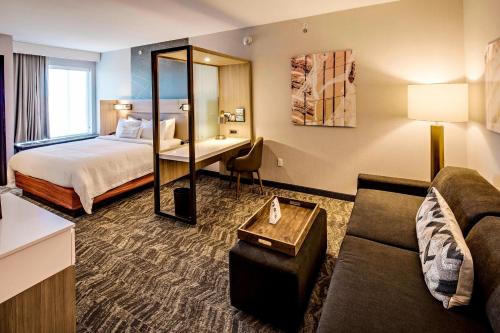 pokój hotelowy z łóżkiem i kanapą w obiekcie SpringHill Suites by Marriott Dayton Vandalia w mieście Murlin Heights