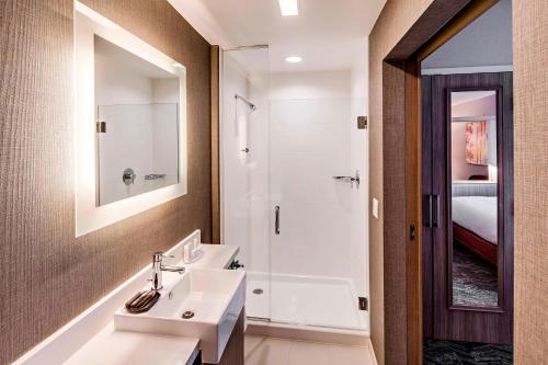 y baño con lavabo y ducha. en SpringHill Suites by Marriott Dayton Vandalia, en Murlin Heights