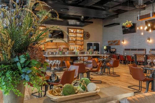 アマリロにあるFour Points by Sheraton Amarillo Centralのテーブルと椅子のあるレストラン、バー