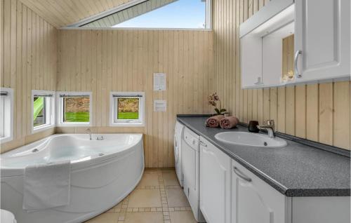 baño con bañera grande y lavamanos en Lovely Home In Nordborg With Kitchen, en Nordborg