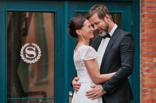 a bride and groom standing next to each other at Sheraton Hannover Pelikan Hotel in Hannover