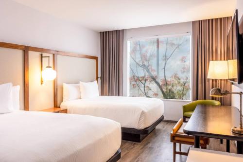 um quarto de hotel com duas camas e uma janela em Fairfield by Marriott Inn & Suites Cancun Downtown em Cancún